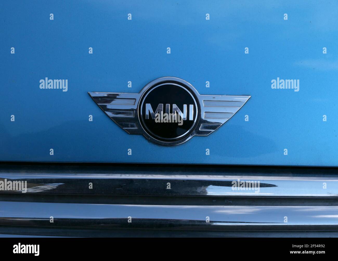 Logo mini sul cofano dell'auto a Londra Foto Stock