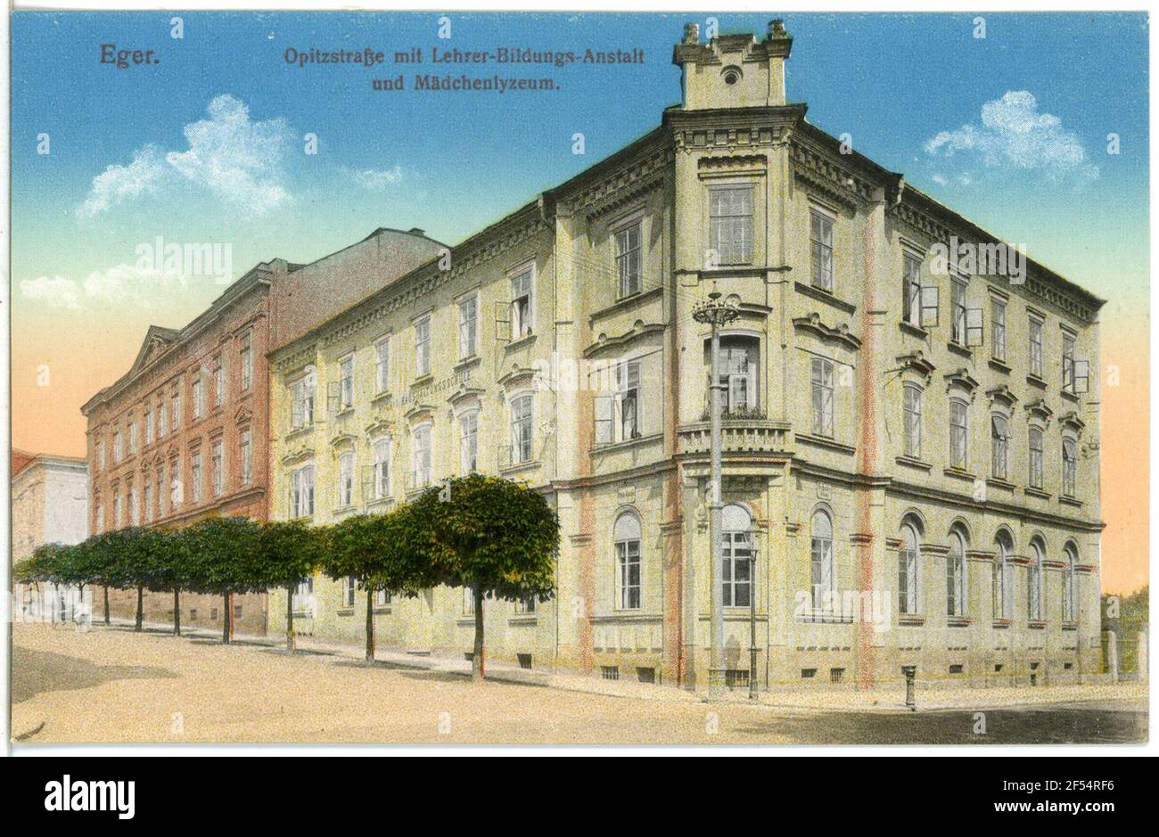 Opitzstraße, Istituto di Educazione per insegnanti, Girllyzun Eger (Boemia). Opitzstraße con l'istituto educativo dell'insegnante e girlby Foto Stock