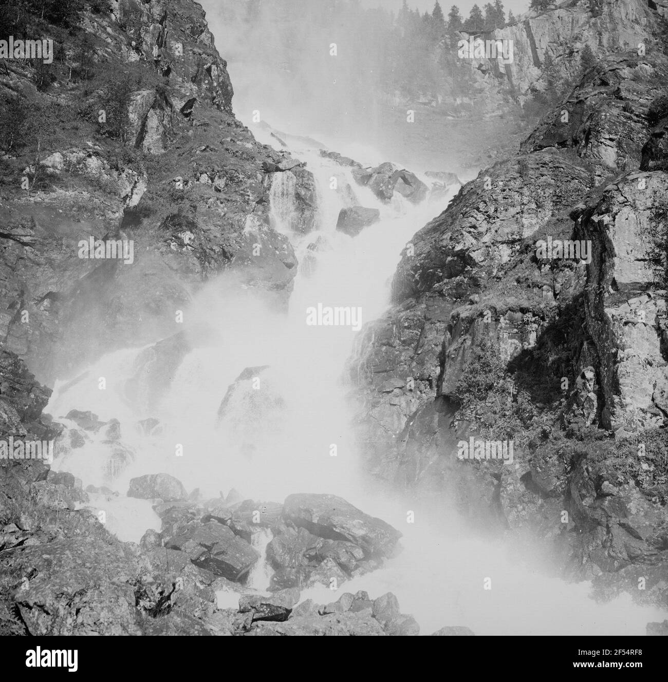 Norvegia: Cascata in paesaggio di montagna Foto Stock