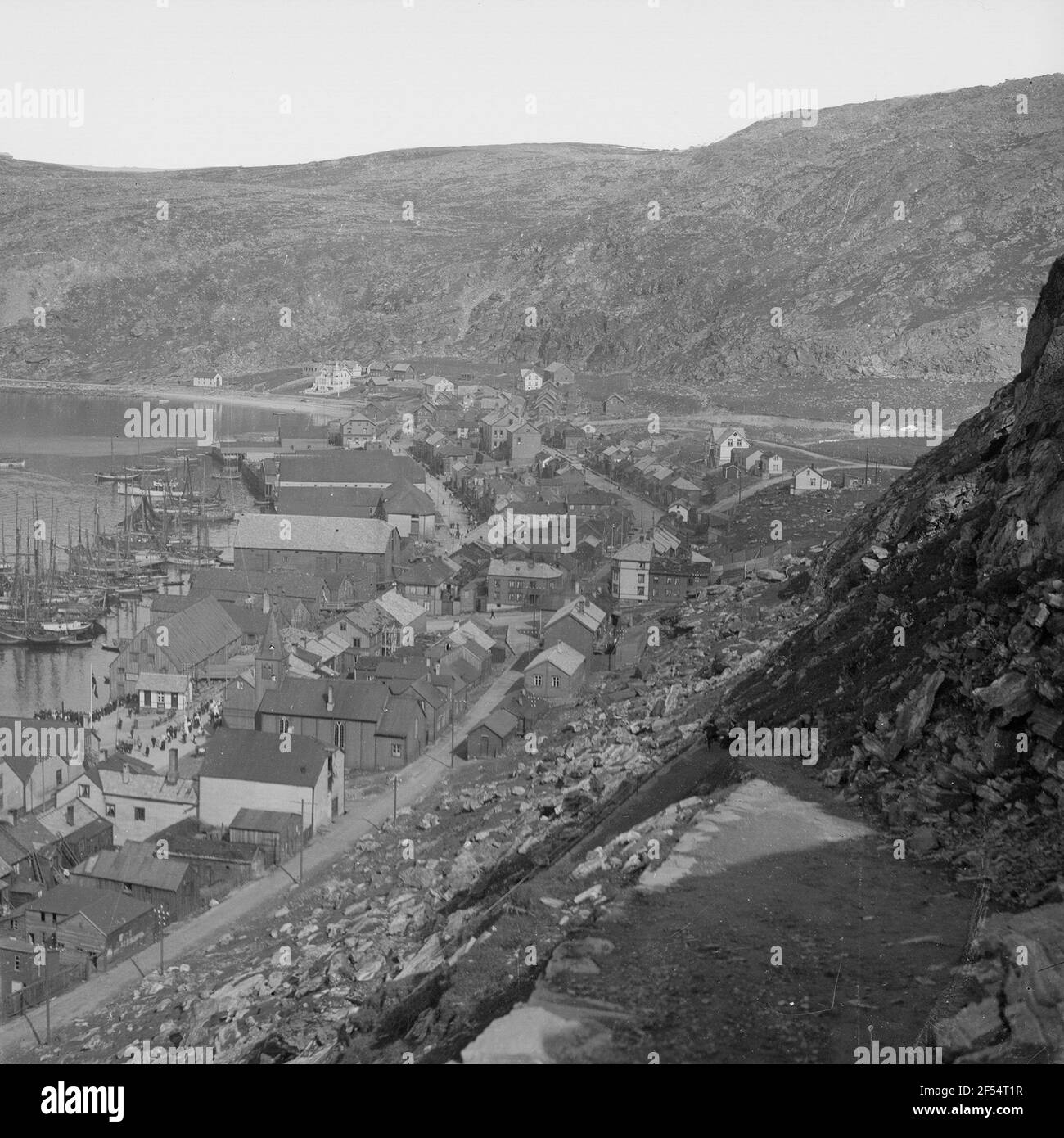 Hammerfest, Norvegia. Vista da un altopiano sulla montagna in luogo e porto Foto Stock