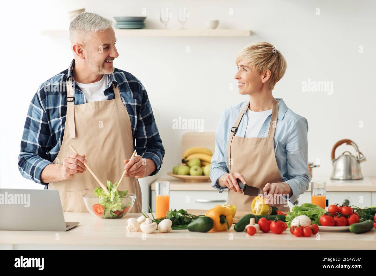Tempo libero insieme, preparazione del pranzo per la famiglia e divertimento Foto Stock