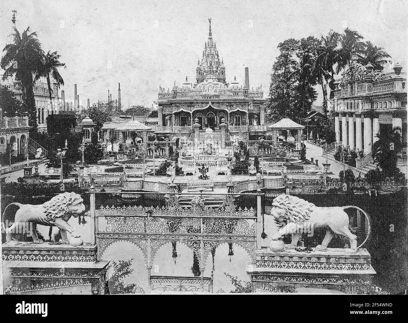 Calcutta, India. Jintempel (1867). Sistema totale con sculture di leoni e bacini d'acqua Foto Stock