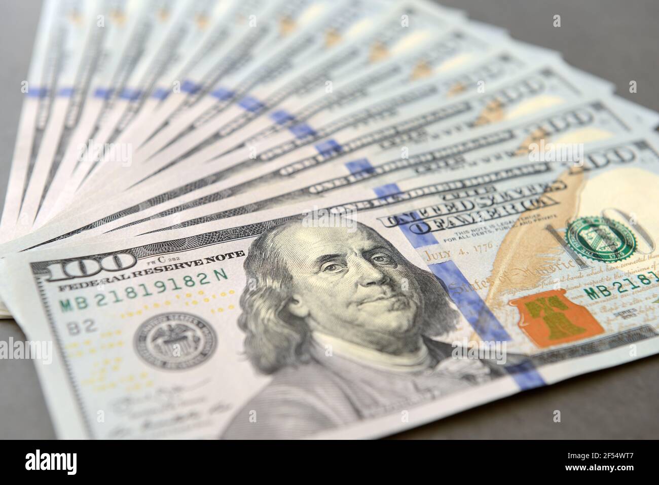 Cumulo di un centinaio di banconote da dollaro come sfondo di denaro. Le nuove fatture del dollaro si diffondono nel concetto finanziario Foto Stock