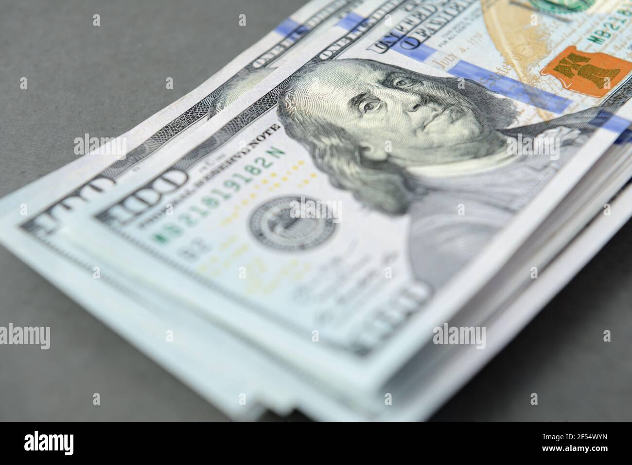 Cumulo di un centinaio di banconote da dollaro come sfondo di denaro. Le nuove fatture del dollaro si diffondono nel concetto finanziario Foto Stock