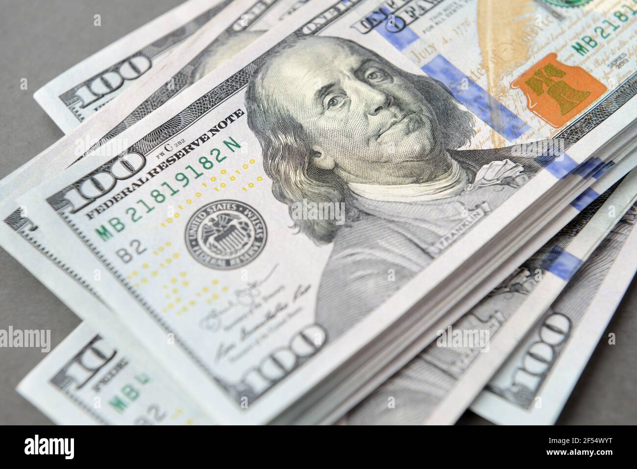 Cumulo di un centinaio di banconote da dollaro come sfondo di denaro. Le nuove fatture del dollaro si diffondono nel concetto finanziario Foto Stock