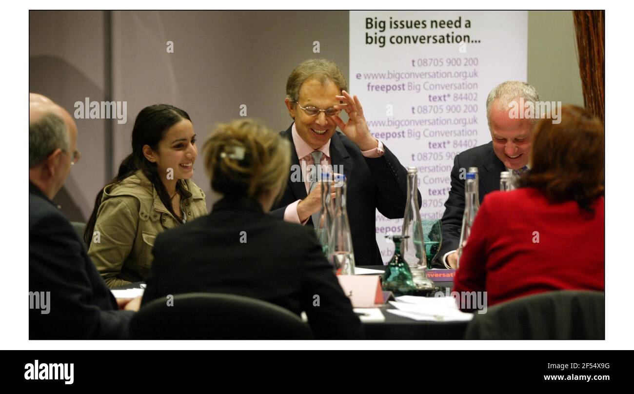 Tony Blair in un viaggio a Coventry/Birmingham su un grande Viaggio di conversazione incontrando i membri del public.pic David Sandison 13/5/2004 Foto Stock