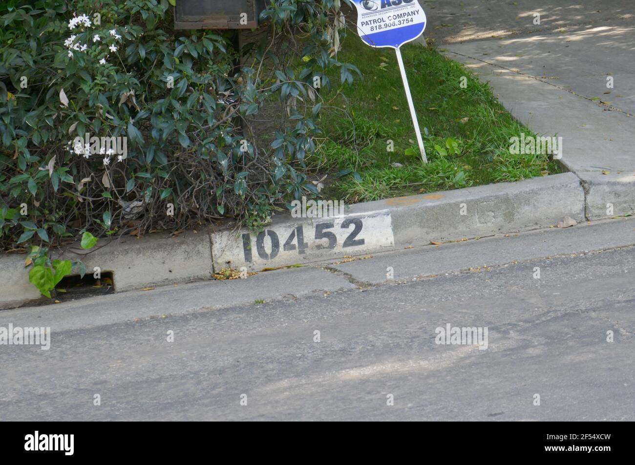 Los Angeles, California, USA 23 Marzo 2021 UNA visione generale dell'atmosfera dell'ex casa/casa dell'attore Brian Wimmer al 10452 Bellagio Road il 23 Marzo 2021 a Los Angeles, California, USA. Foto di Barry King/Alamy Stock foto Foto Stock