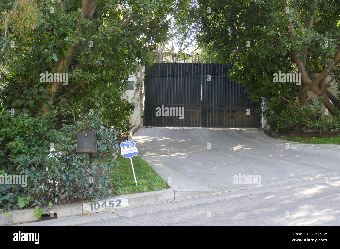 Los Angeles, California, USA 23 Marzo 2021 UNA visione generale dell'atmosfera dell'ex casa/casa dell'attore Brian Wimmer al 10452 Bellagio Road il 23 Marzo 2021 a Los Angeles, California, USA. Foto di Barry King/Alamy Stock foto Foto Stock