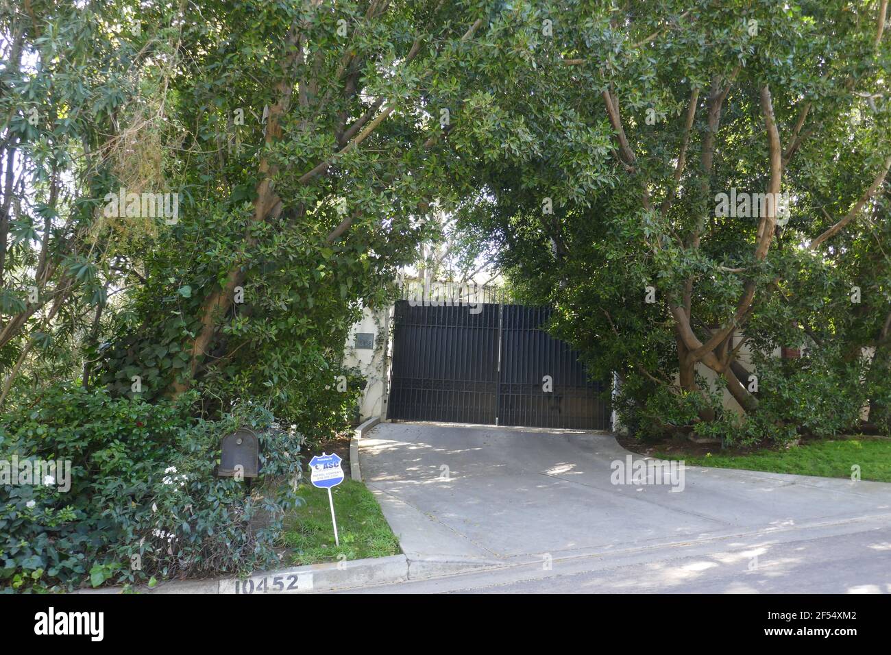 Los Angeles, California, USA 23 Marzo 2021 UNA visione generale dell'atmosfera dell'ex casa/casa dell'attore Brian Wimmer al 10452 Bellagio Road il 23 Marzo 2021 a Los Angeles, California, USA. Foto di Barry King/Alamy Stock foto Foto Stock