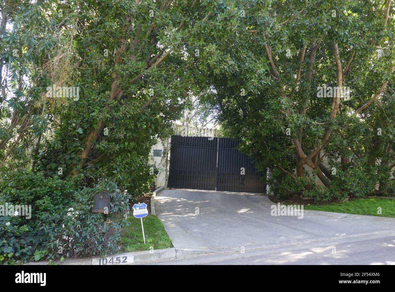 Los Angeles, California, USA 23 Marzo 2021 UNA visione generale dell'atmosfera dell'ex casa/casa dell'attore Brian Wimmer al 10452 Bellagio Road il 23 Marzo 2021 a Los Angeles, California, USA. Foto di Barry King/Alamy Stock foto Foto Stock