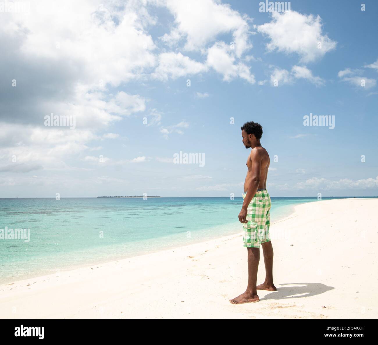 Giovane uomo nero africano su mare spiaggia bella Foto Stock