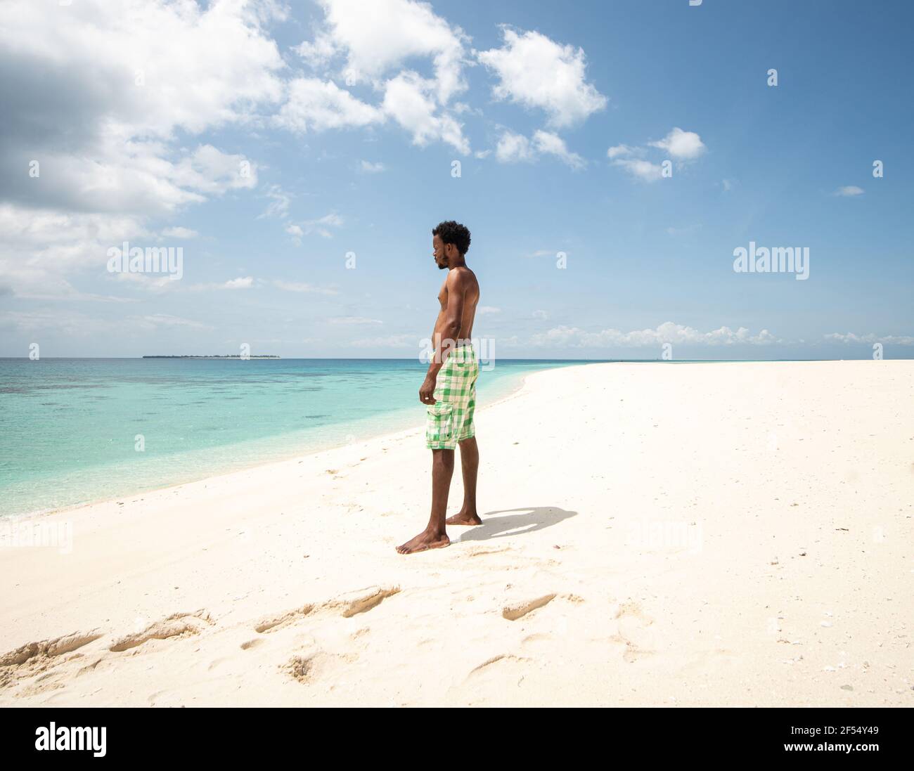 Giovane uomo nero africano su mare spiaggia bella Foto Stock