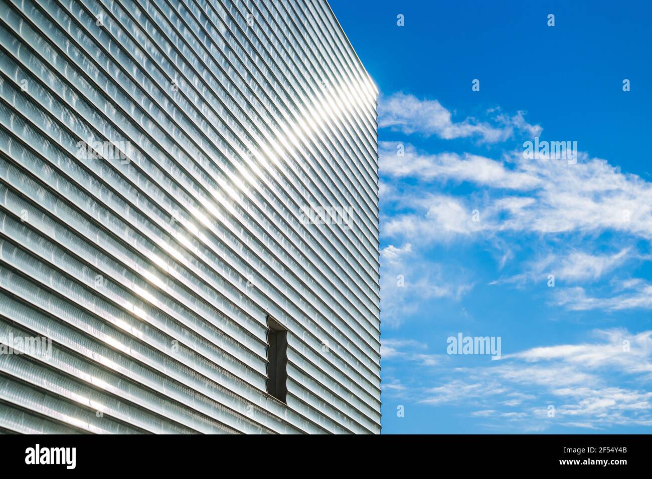 Foto in primo piano del Centro Congressi Kursaal e dell'edificio dell'Auditorium sotto un cielo blu nuvoloso Foto Stock