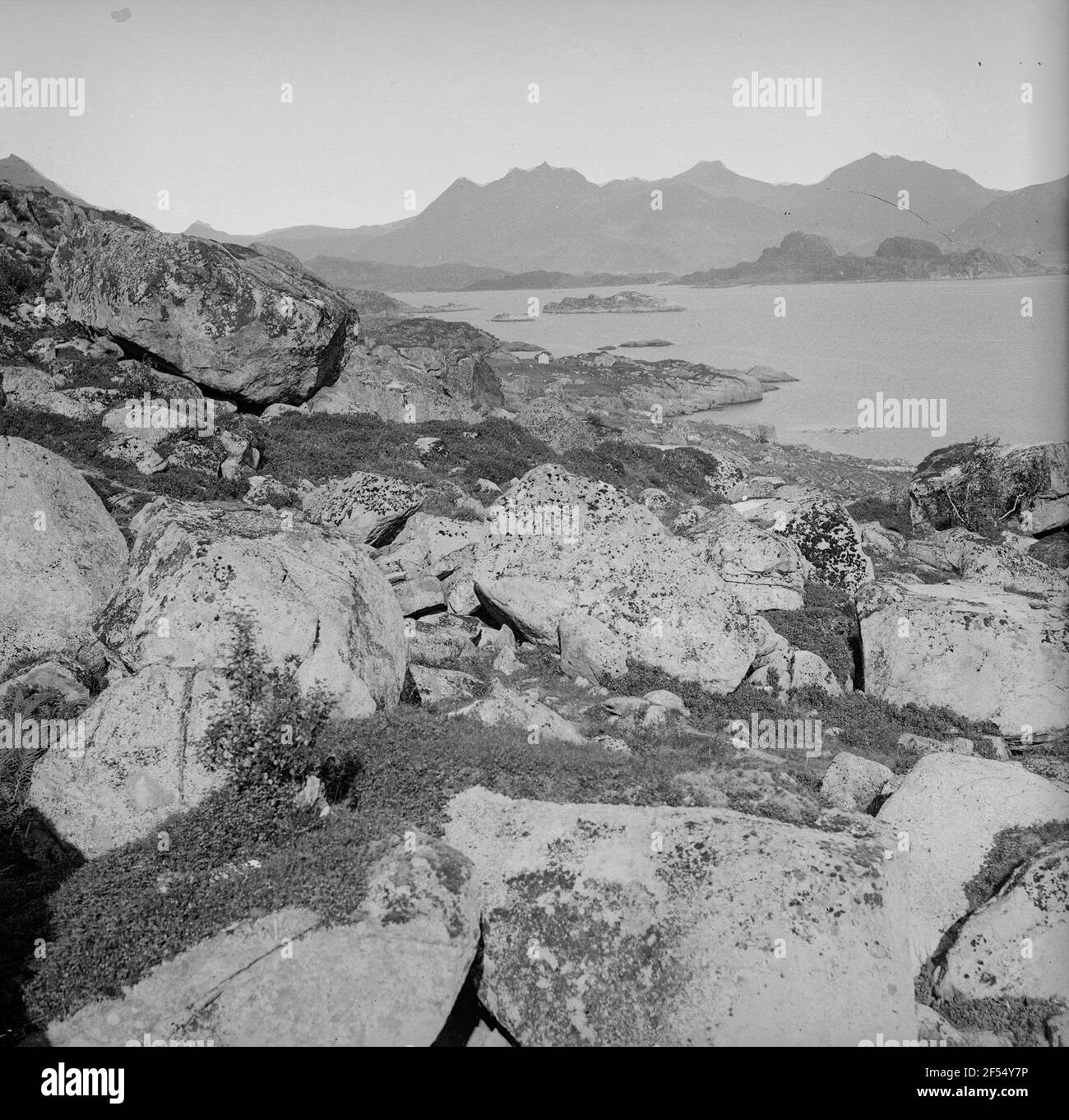Norvegia?. Vista da un pezzo costiero roccioso sulla baia sul paesaggio di montagna Foto Stock