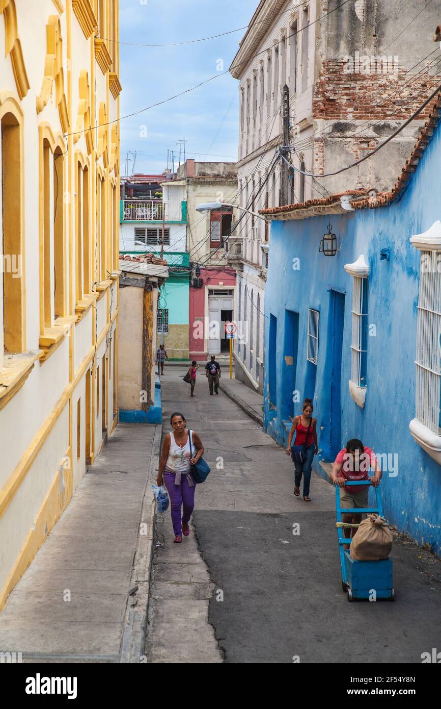 Cuba, Provincia di Santiago de Cuba, Santiago de Cuba, Centro storico, strada stretta Foto Stock