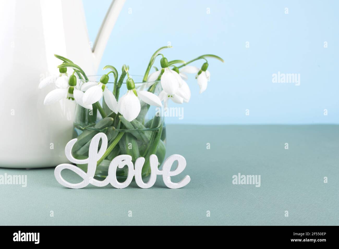 Primo piano su nevicate fresche in un vaso di vetro e lettera amore. Foto Stock