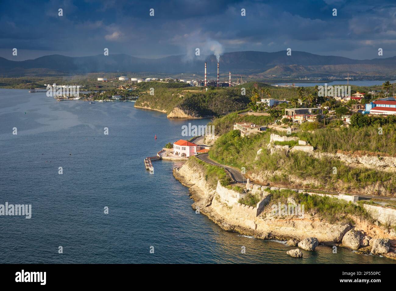 Cuba, Provincia di Santiago de Cuba, Santiago de Cuba, Vista dal Castillo de San Pedro de la Roca (Castillo del Morro) Foto Stock