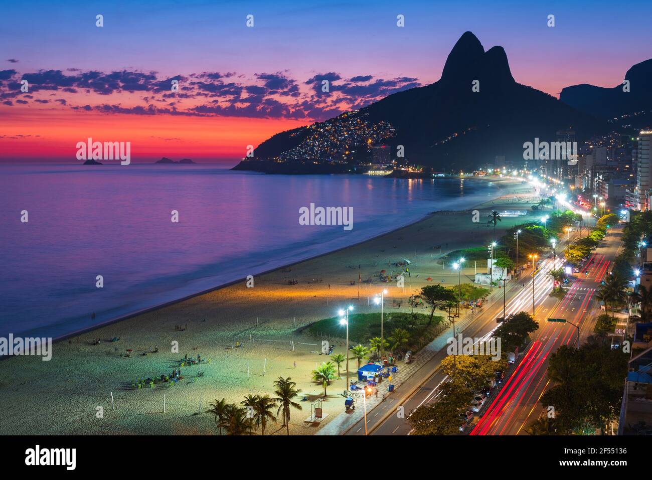 Vista ad alta angolazione della spiaggia di Ipanema di notte subito dopo il tramonto a Rio de Janeiro, Brasile Foto Stock