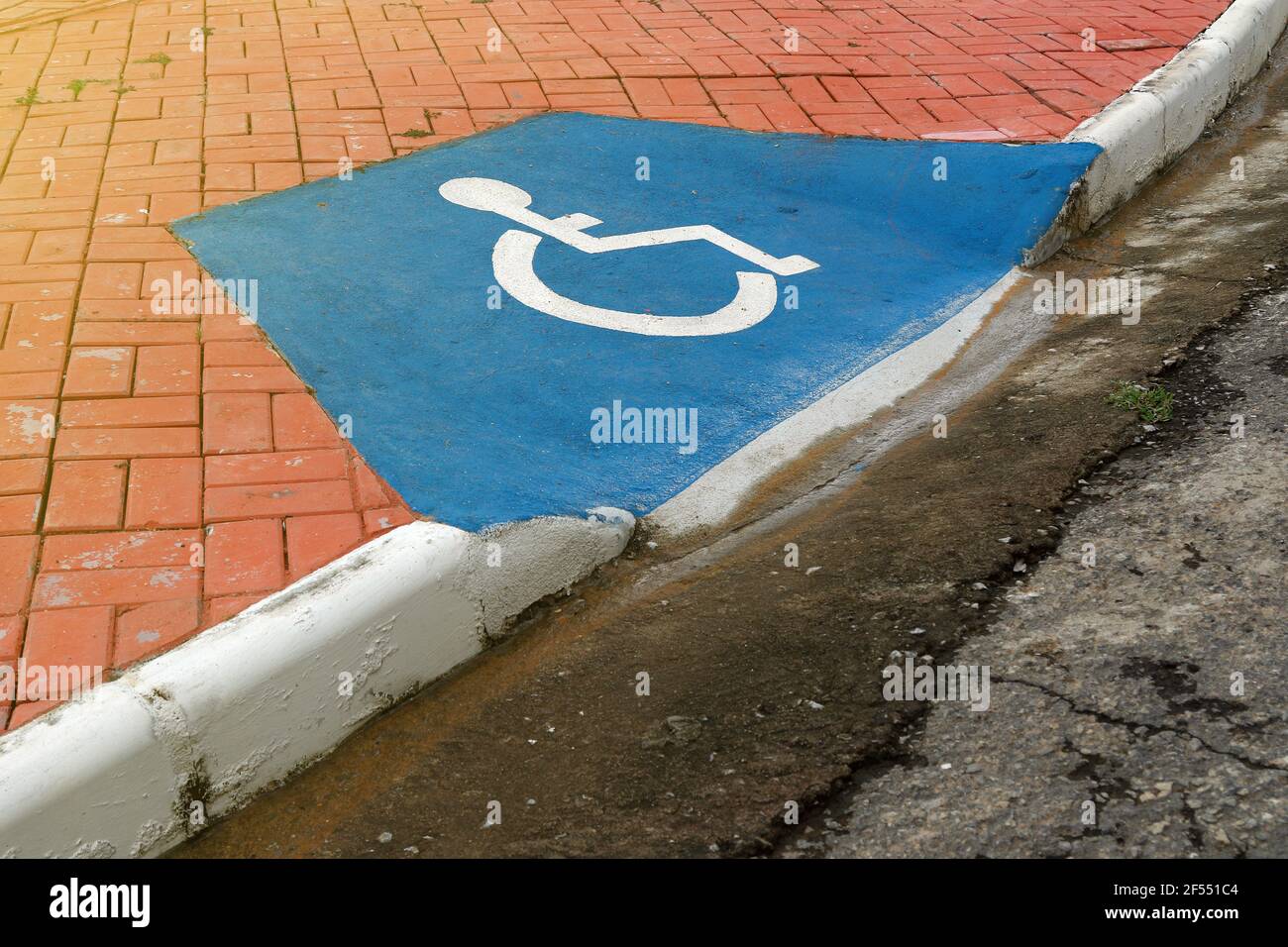 Rampa disabile immagini e fotografie stock ad alta risoluzione - Alamy