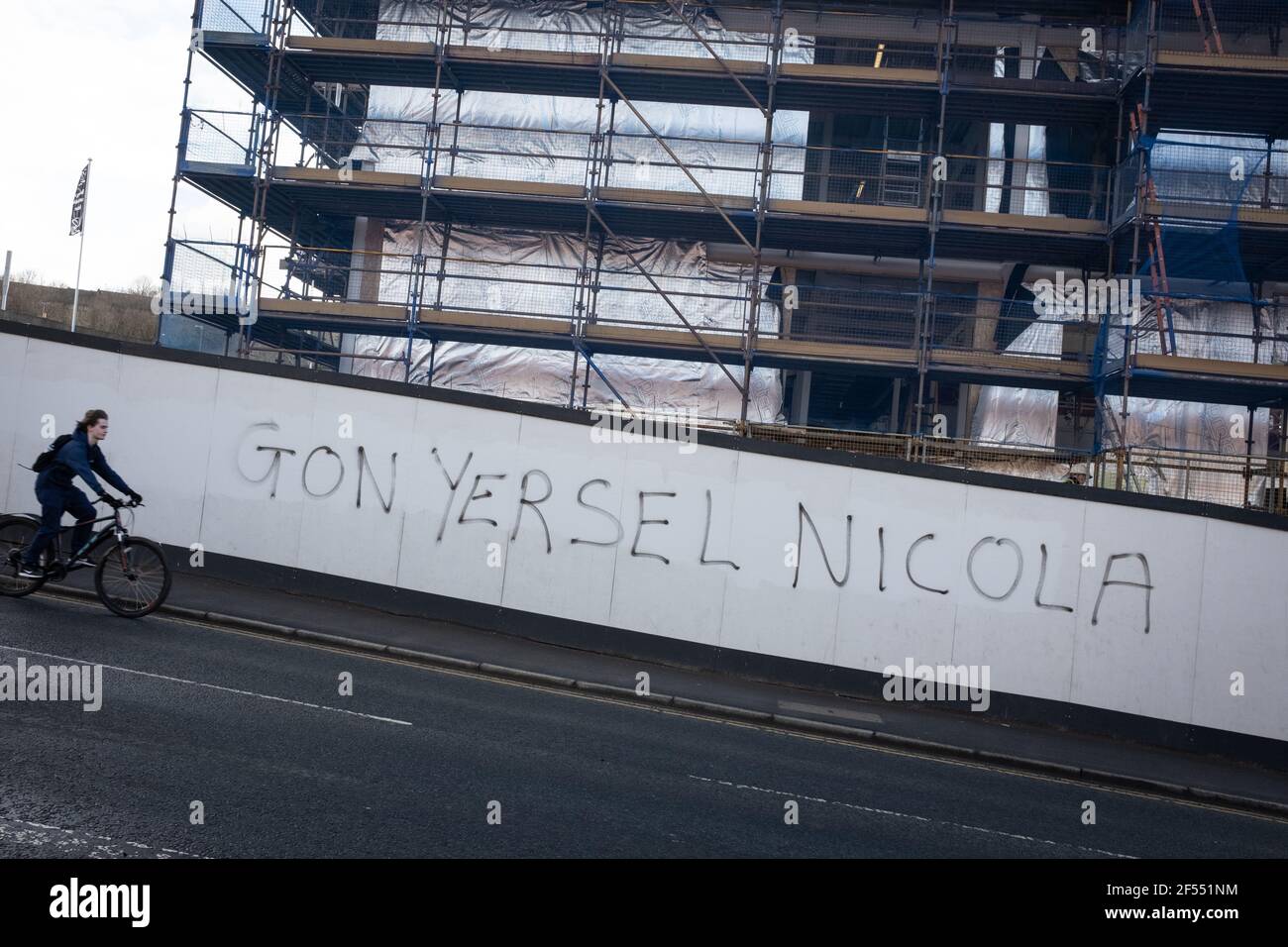 Glasgow, Regno Unito, il 24 marzo 2021. ÔGon yersel NicolaÕ graffiti appare a sostegno del primo ministro Nicola Sturgeon, su un muro di cantiere, mentre i partiti politici scozzesi iniziano la loro campagna elettorale per le elezioni del 6 maggio al Parlamento scozzese. Photo credit: Jeremy Sutton-Hibbert/Alamy Live News. Foto Stock