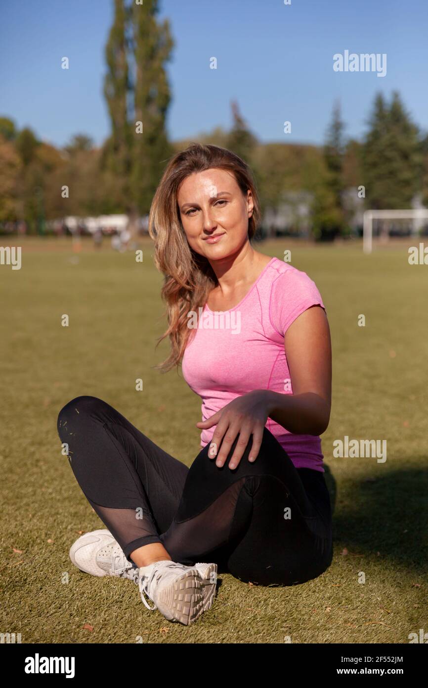 Una bella donna di 35 anni fotografata da vicino in attrezzature sportive Foto Stock