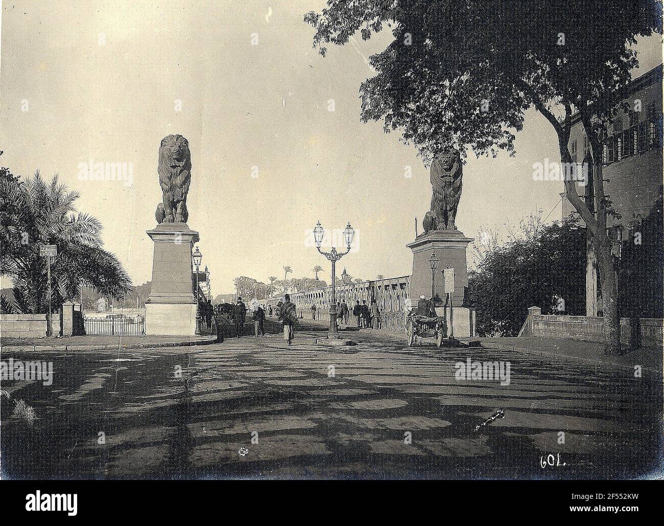 Cairo, Egitto. PONTE QASR-al-Nile (ponte Khedive Ismail, 1872) con sculture di leoni su colonne sulle teste del ponte, West End Foto Stock
