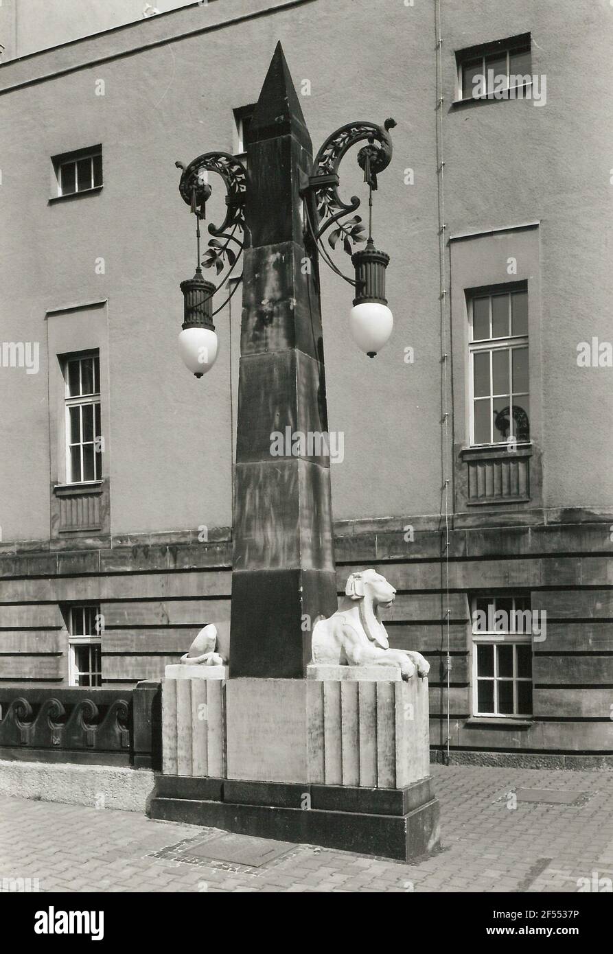 Lampada Obelisco con leoni. Pietra arenaria, ferro battuto, vetro bianco. Intorno al 1910. Cottbus, presso lo Staatstheater Foto Stock