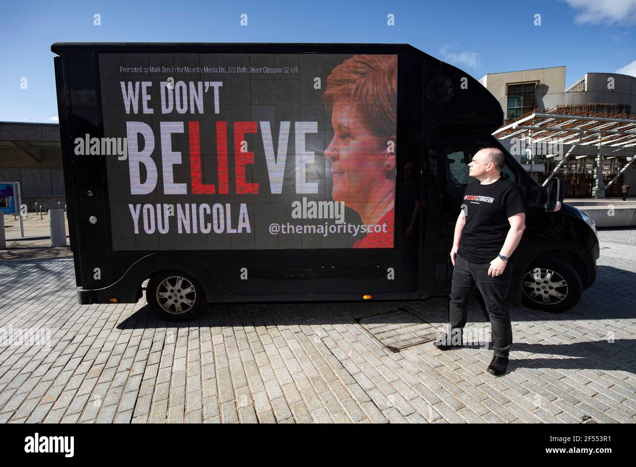 Edimburgo, Scozia, Regno Unito. 24 Marzo 2021. NELLA FOTO: Un tabellone mobile con il messaggio "NON BELIEVie YOU NICOLA" invia un messaggio a Holyrood al di fuori del Parlamento scozzese. La maggior parte, con il supporto di oltre 480 donatori che hanno aumentato £12,000 per il loro Let's Put Up Billboards! Crowdfunding, lancia la seconda fase della sua campagna ResignSturgeon, in una serie di campagne che hanno portato alle elezioni scozzesi del 6 maggio. Un credito: Colin Fisher/Alamy Live News Foto Stock