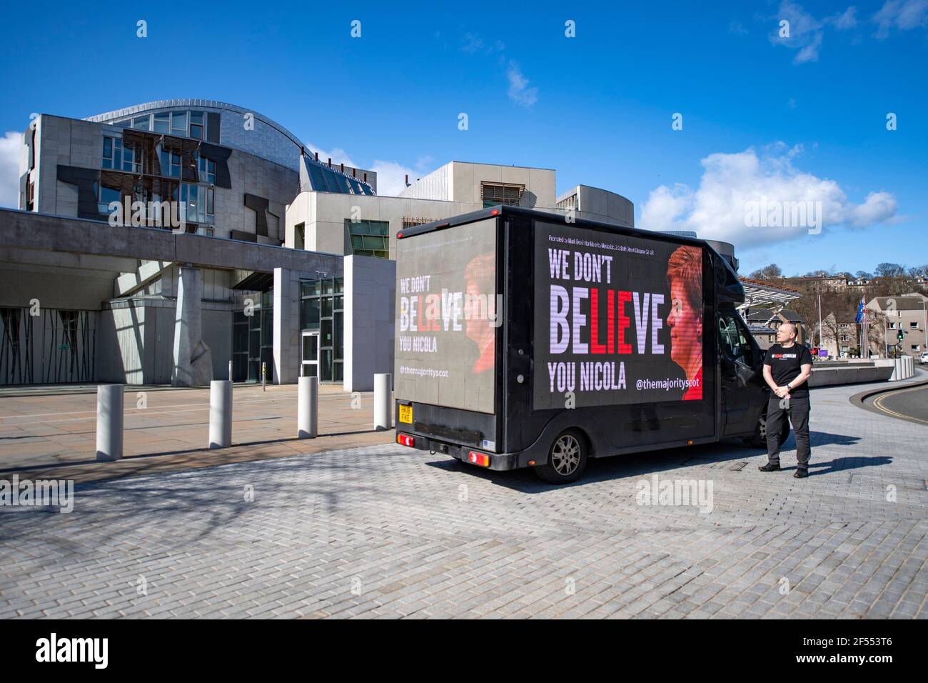 Edimburgo, Scozia, Regno Unito. 24 Marzo 2021. NELLA FOTO: Un tabellone mobile con il messaggio "NON BELIEVie YOU NICOLA" invia un messaggio a Holyrood al di fuori del Parlamento scozzese. La maggior parte, con il supporto di oltre 480 donatori che hanno aumentato £12,000 per il loro Let's Put Up Billboards! Crowdfunding, lancia la seconda fase della sua campagna ResignSturgeon, in una serie di campagne che hanno portato alle elezioni scozzesi del 6 maggio. Un credito: Colin Fisher/Alamy Live News Foto Stock