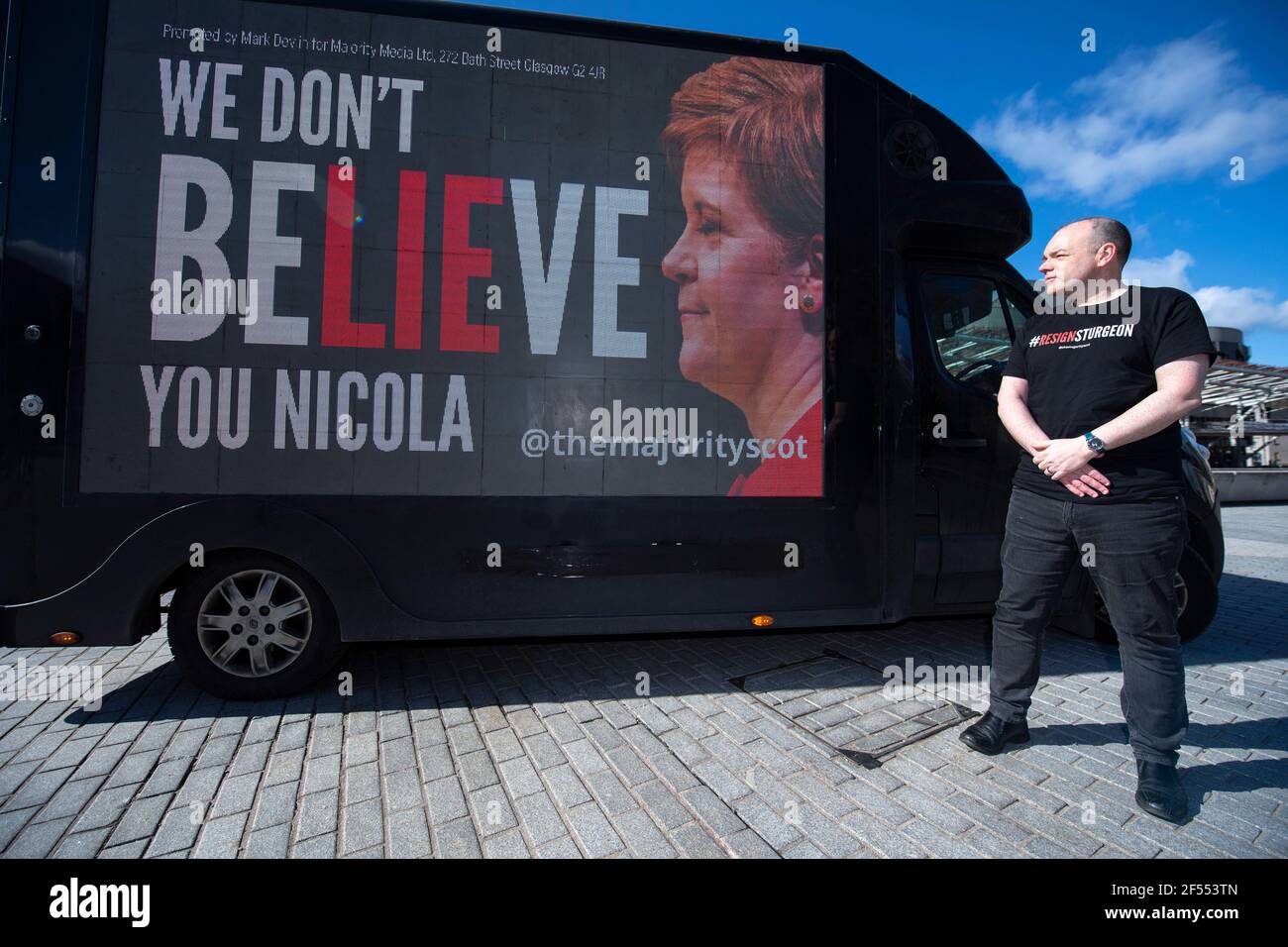 Edimburgo, Scozia, Regno Unito. 24 Marzo 2021. NELLA FOTO: Un tabellone mobile con il messaggio "NON BELIEVie YOU NICOLA" invia un messaggio a Holyrood al di fuori del Parlamento scozzese. La maggior parte, con il supporto di oltre 480 donatori che hanno aumentato £12,000 per il loro Let's Put Up Billboards! Crowdfunding, lancia la seconda fase della sua campagna ResignSturgeon, in una serie di campagne che hanno portato alle elezioni scozzesi del 6 maggio. Un credito: Colin Fisher/Alamy Live News Foto Stock