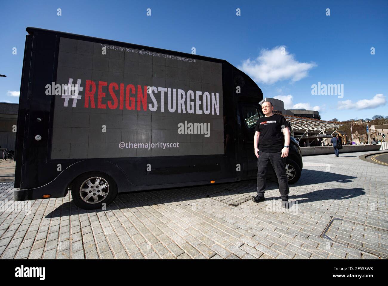 Edimburgo, Scozia, Regno Unito. 24 Marzo 2021. NELLA FOTO: Un tabellone mobile con il messaggio "NON BELIEVie YOU NICOLA" invia un messaggio a Holyrood al di fuori del Parlamento scozzese. La maggior parte, con il supporto di oltre 480 donatori che hanno aumentato £12,000 per il loro Let's Put Up Billboards! Crowdfunding, lancia la seconda fase della sua campagna ResignSturgeon, in una serie di campagne che hanno portato alle elezioni scozzesi del 6 maggio. Un credito: Colin Fisher/Alamy Live News Foto Stock