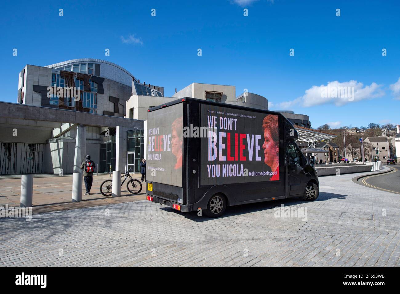 Edimburgo, Scozia, Regno Unito. 24 Marzo 2021. NELLA FOTO: Un tabellone mobile con il messaggio "NON BELIEVie YOU NICOLA" invia un messaggio a Holyrood al di fuori del Parlamento scozzese. La maggior parte, con il supporto di oltre 480 donatori che hanno aumentato £12,000 per il loro Let's Put Up Billboards! Crowdfunding, lancia la seconda fase della sua campagna ResignSturgeon, in una serie di campagne che hanno portato alle elezioni scozzesi del 6 maggio. Un credito: Colin Fisher/Alamy Live News Foto Stock