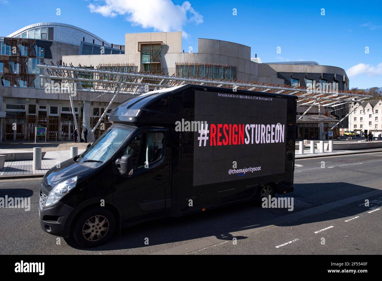 Edimburgo, Scozia, Regno Unito. 24 Marzo 2021. NELLA FOTO: Un tabellone mobile con il messaggio "NON BELIEVie YOU NICOLA" invia un messaggio a Holyrood al di fuori del Parlamento scozzese. La maggior parte, con il supporto di oltre 480 donatori che hanno aumentato £12,000 per il loro Let's Put Up Billboards! Crowdfunding, lancia la seconda fase della sua campagna ResignSturgeon, in una serie di campagne che hanno portato alle elezioni scozzesi del 6 maggio. Un credito: Colin Fisher/Alamy Live News Foto Stock