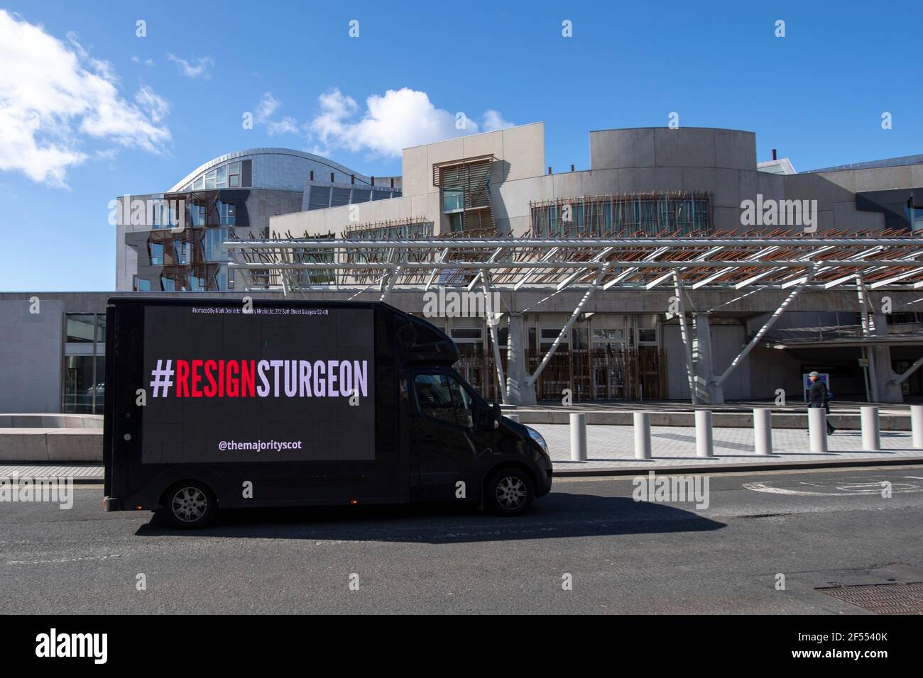 Edimburgo, Scozia, Regno Unito. 24 Marzo 2021. NELLA FOTO: Un tabellone mobile con il messaggio "NON BELIEVie YOU NICOLA" invia un messaggio a Holyrood al di fuori del Parlamento scozzese. La maggior parte, con il supporto di oltre 480 donatori che hanno aumentato £12,000 per il loro Let's Put Up Billboards! Crowdfunding, lancia la seconda fase della sua campagna ResignSturgeon, in una serie di campagne che hanno portato alle elezioni scozzesi del 6 maggio. Un credito: Colin Fisher/Alamy Live News Foto Stock