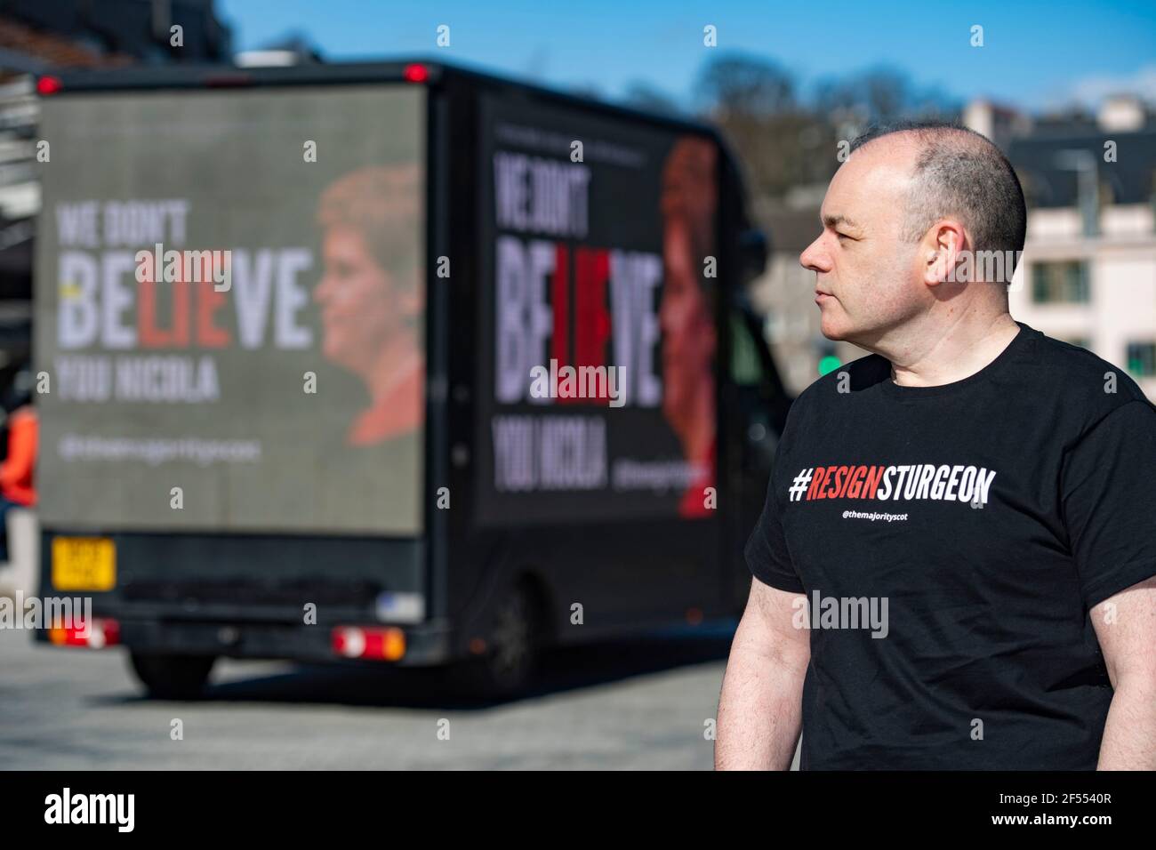 Edimburgo, Scozia, Regno Unito. 24 Marzo 2021. NELLA FOTO: Un tabellone mobile con il messaggio "NON BELIEVie YOU NICOLA" invia un messaggio a Holyrood al di fuori del Parlamento scozzese. La maggior parte, con il supporto di oltre 480 donatori che hanno aumentato £12,000 per il loro Let's Put Up Billboards! Crowdfunding, lancia la seconda fase della sua campagna ResignSturgeon, in una serie di campagne che hanno portato alle elezioni scozzesi del 6 maggio. Un credito: Colin Fisher/Alamy Live News Foto Stock