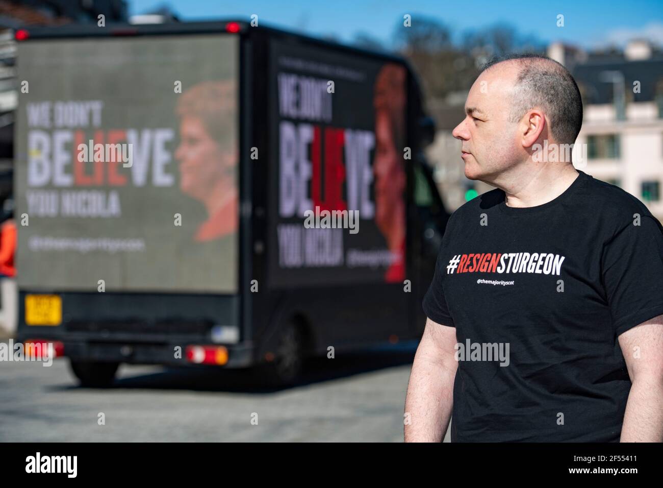 Edimburgo, Scozia, Regno Unito. 24 Marzo 2021. NELLA FOTO: Un tabellone mobile con il messaggio "NON BELIEVie YOU NICOLA" invia un messaggio a Holyrood al di fuori del Parlamento scozzese. La maggior parte, con il supporto di oltre 480 donatori che hanno aumentato £12,000 per il loro Let's Put Up Billboards! Crowdfunding, lancia la seconda fase della sua campagna ResignSturgeon, in una serie di campagne che hanno portato alle elezioni scozzesi del 6 maggio. Un credito: Colin Fisher/Alamy Live News Foto Stock