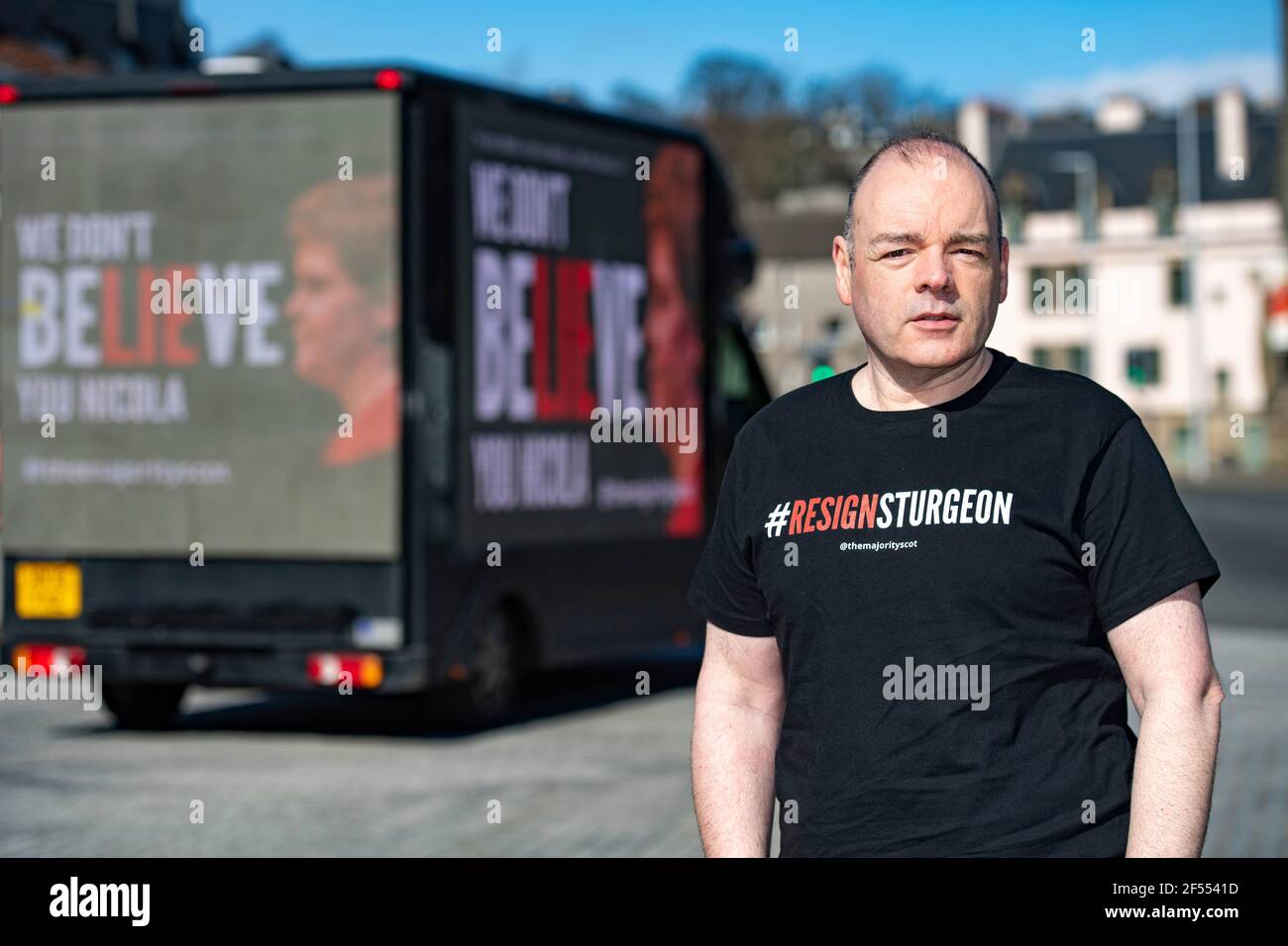 Edimburgo, Scozia, Regno Unito. 24 Marzo 2021. NELLA FOTO: Un tabellone mobile con il messaggio "NON BELIEVie YOU NICOLA" invia un messaggio a Holyrood al di fuori del Parlamento scozzese. La maggior parte, con il supporto di oltre 480 donatori che hanno aumentato £12,000 per il loro Let's Put Up Billboards! Crowdfunding, lancia la seconda fase della sua campagna ResignSturgeon, in una serie di campagne che hanno portato alle elezioni scozzesi del 6 maggio. Un credito: Colin Fisher/Alamy Live News Foto Stock