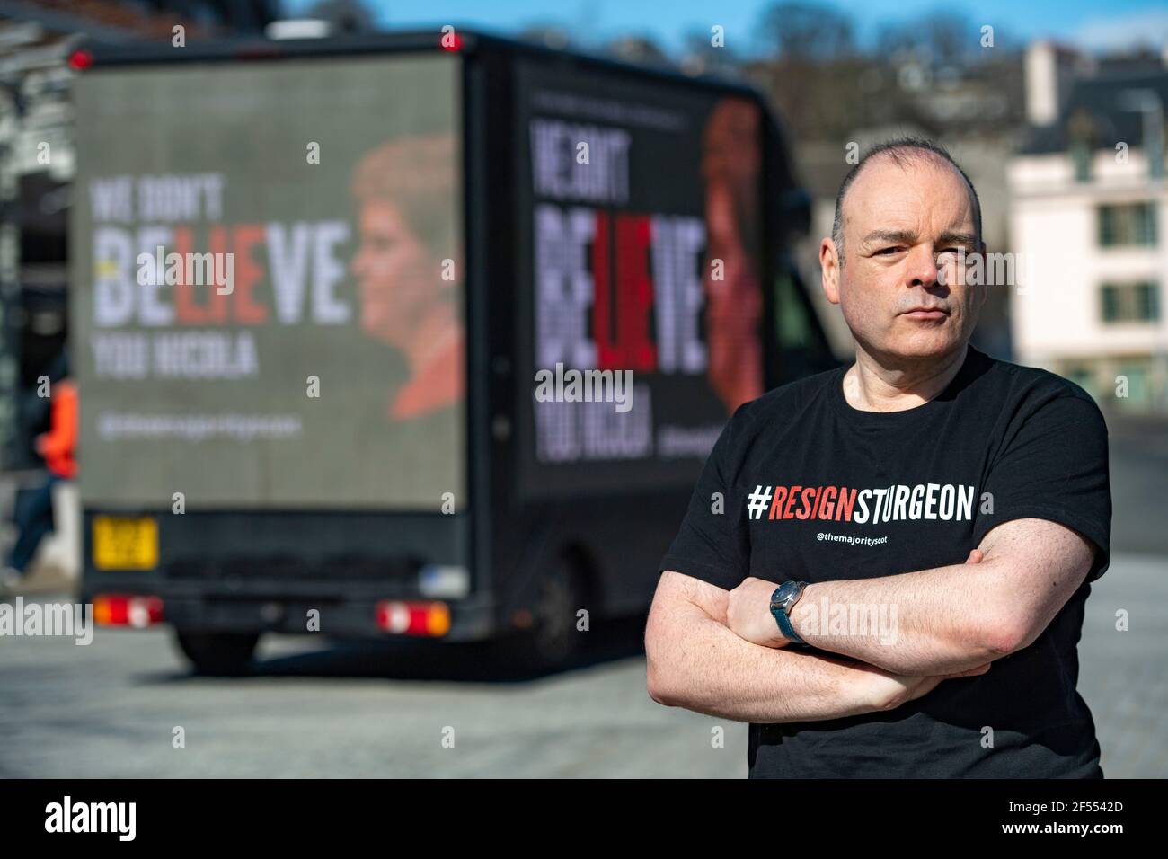Edimburgo, Scozia, Regno Unito. 24 Marzo 2021. NELLA FOTO: Un tabellone mobile con il messaggio "NON BELIEVie YOU NICOLA" invia un messaggio a Holyrood al di fuori del Parlamento scozzese. La maggior parte, con il supporto di oltre 480 donatori che hanno aumentato £12,000 per il loro Let's Put Up Billboards! Crowdfunding, lancia la seconda fase della sua campagna ResignSturgeon, in una serie di campagne che hanno portato alle elezioni scozzesi del 6 maggio. Un credito: Colin Fisher/Alamy Live News Foto Stock