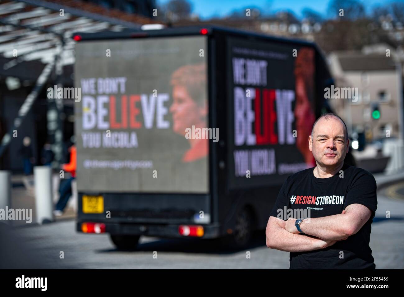 Edimburgo, Scozia, Regno Unito. 24 Marzo 2021. NELLA FOTO: Un tabellone mobile con il messaggio "NON BELIEVie YOU NICOLA" invia un messaggio a Holyrood al di fuori del Parlamento scozzese. La maggior parte, con il supporto di oltre 480 donatori che hanno aumentato £12,000 per il loro Let's Put Up Billboards! Crowdfunding, lancia la seconda fase della sua campagna ResignSturgeon, in una serie di campagne che hanno portato alle elezioni scozzesi del 6 maggio. Un credito: Colin Fisher/Alamy Live News Foto Stock