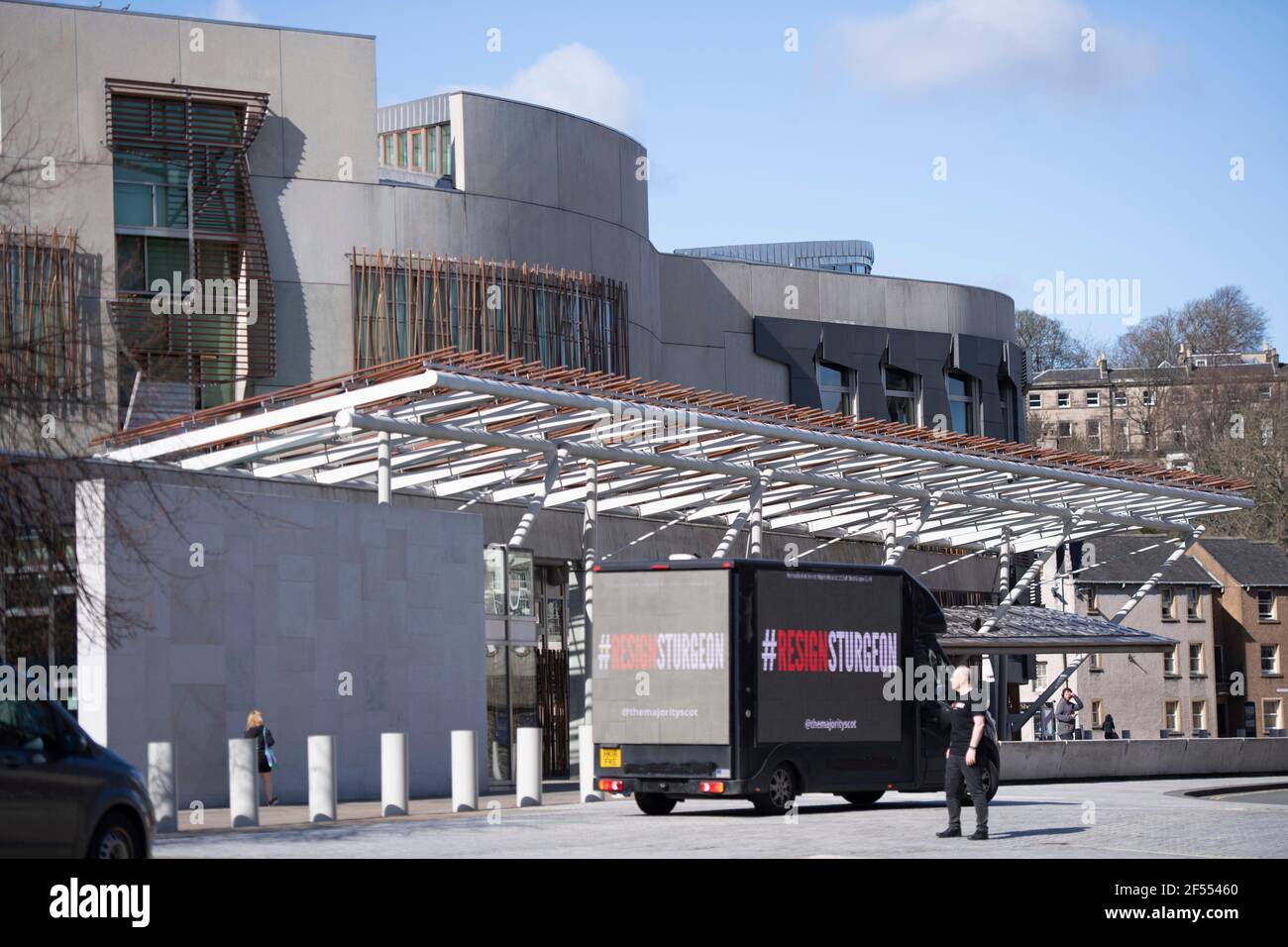 Edimburgo, Scozia, Regno Unito. 24 Marzo 2021. NELLA FOTO: Un tabellone mobile con il messaggio "NON BELIEVie YOU NICOLA" invia un messaggio a Holyrood al di fuori del Parlamento scozzese. La maggior parte, con il supporto di oltre 480 donatori che hanno aumentato £12,000 per il loro Let's Put Up Billboards! Crowdfunding, lancia la seconda fase della sua campagna ResignSturgeon, in una serie di campagne che hanno portato alle elezioni scozzesi del 6 maggio. Un credito: Colin Fisher/Alamy Live News Foto Stock