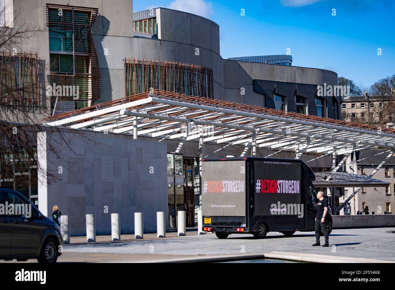 Edimburgo, Scozia, Regno Unito. 24 Marzo 2021. NELLA FOTO: Un tabellone mobile con il messaggio "NON BELIEVie YOU NICOLA" invia un messaggio a Holyrood al di fuori del Parlamento scozzese. La maggior parte, con il supporto di oltre 480 donatori che hanno aumentato £12,000 per il loro Let's Put Up Billboards! Crowdfunding, lancia la seconda fase della sua campagna ResignSturgeon, in una serie di campagne che hanno portato alle elezioni scozzesi del 6 maggio. Un credito: Colin Fisher/Alamy Live News Foto Stock