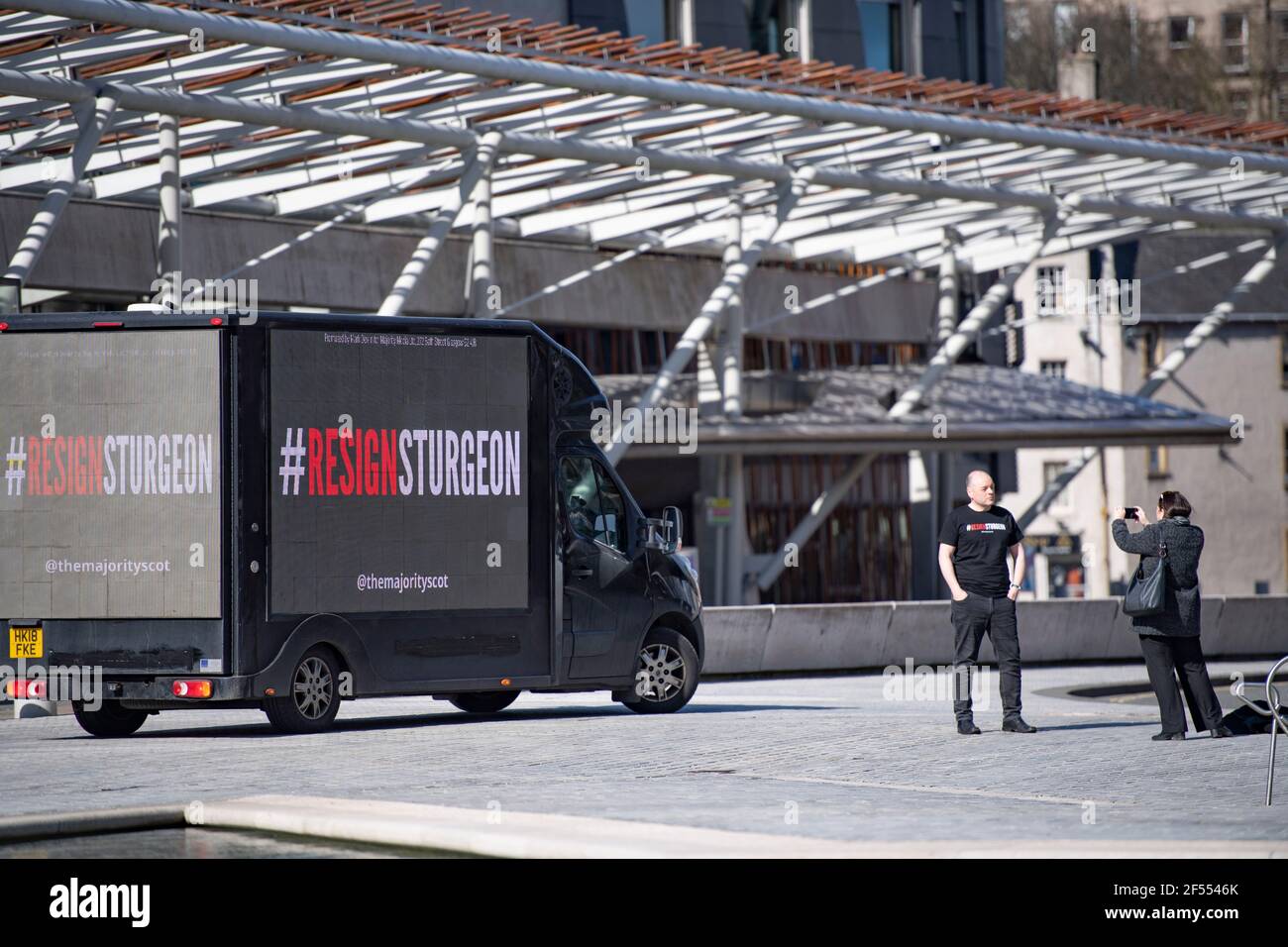 Edimburgo, Scozia, Regno Unito. 24 Marzo 2021. NELLA FOTO: Un tabellone mobile con il messaggio "NON BELIEVie YOU NICOLA" invia un messaggio a Holyrood al di fuori del Parlamento scozzese. La maggior parte, con il supporto di oltre 480 donatori che hanno aumentato £12,000 per il loro Let's Put Up Billboards! Crowdfunding, lancia la seconda fase della sua campagna ResignSturgeon, in una serie di campagne che hanno portato alle elezioni scozzesi del 6 maggio. Un credito: Colin Fisher/Alamy Live News Foto Stock
