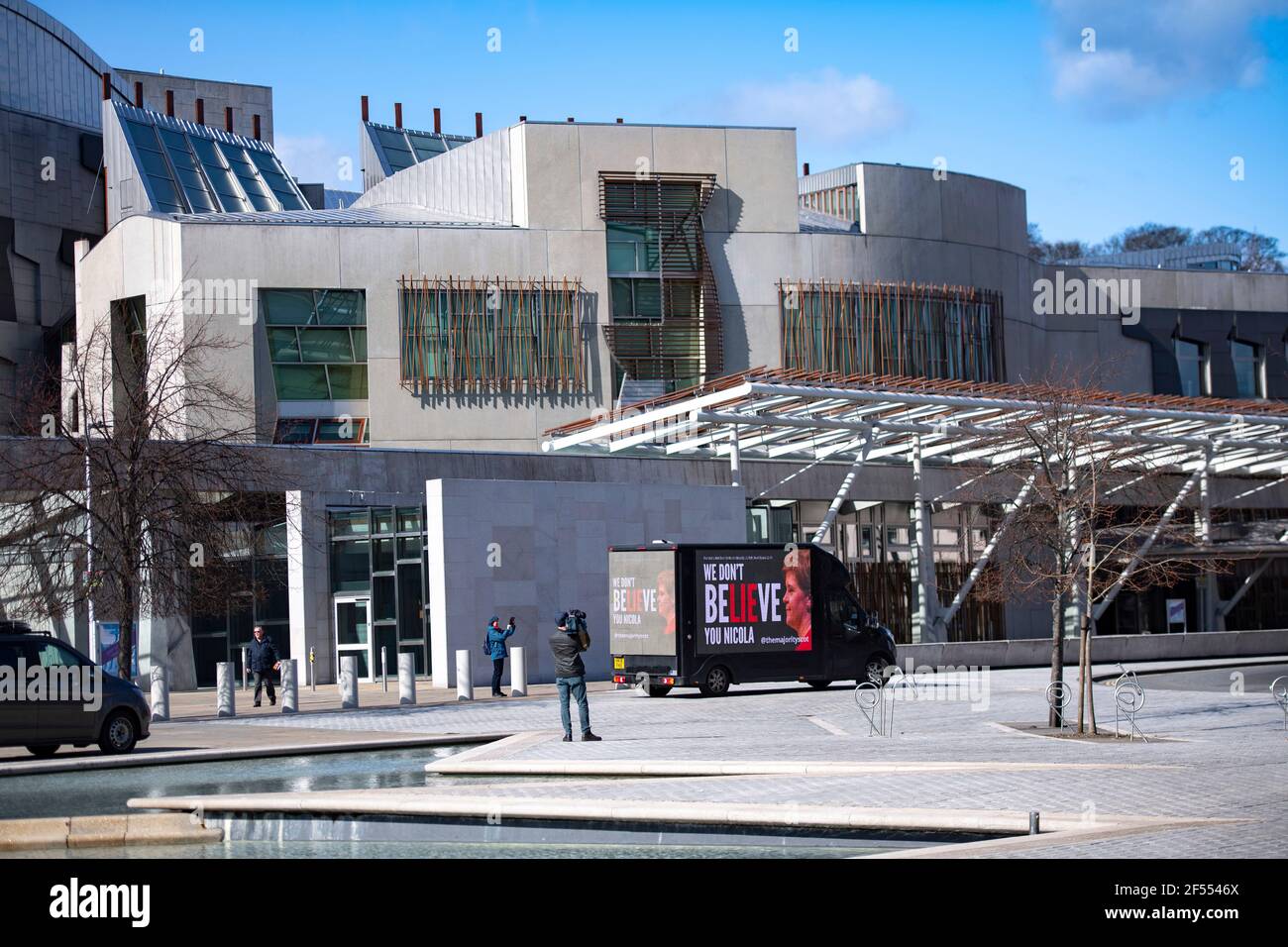Edimburgo, Scozia, Regno Unito. 24 Marzo 2021. NELLA FOTO: Un tabellone mobile con il messaggio "NON BELIEVie YOU NICOLA" invia un messaggio a Holyrood al di fuori del Parlamento scozzese. La maggior parte, con il supporto di oltre 480 donatori che hanno aumentato £12,000 per il loro Let's Put Up Billboards! Crowdfunding, lancia la seconda fase della sua campagna ResignSturgeon, in una serie di campagne che hanno portato alle elezioni scozzesi del 6 maggio. Un credito: Colin Fisher/Alamy Live News Foto Stock