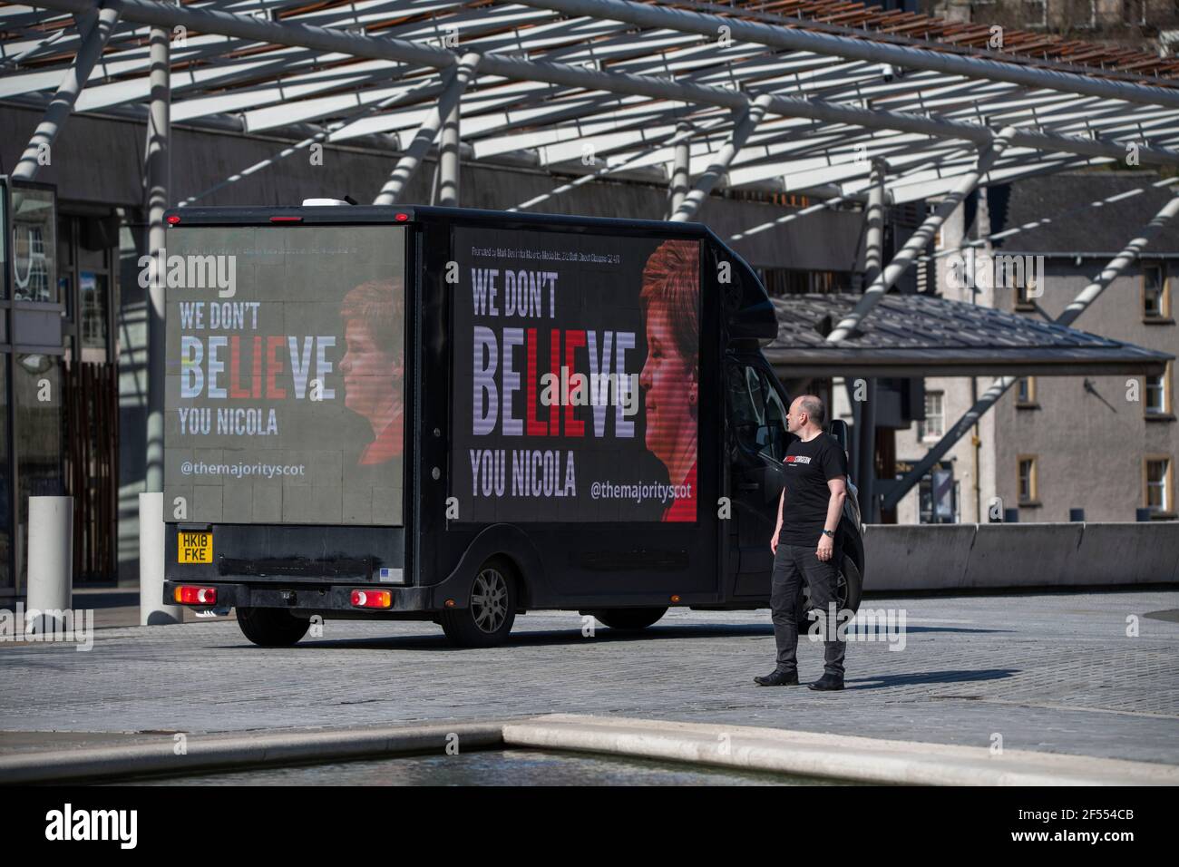 Edimburgo, Scozia, Regno Unito. 24 Marzo 2021. NELLA FOTO: Un tabellone mobile con il messaggio "NON BELIEVie YOU NICOLA" invia un messaggio a Holyrood al di fuori del Parlamento scozzese. La maggior parte, con il supporto di oltre 480 donatori che hanno aumentato £12,000 per il loro Let's Put Up Billboards! Crowdfunding, lancia la seconda fase della sua campagna ResignSturgeon, in una serie di campagne che hanno portato alle elezioni scozzesi del 6 maggio. Un credito: Colin Fisher/Alamy Live News Foto Stock