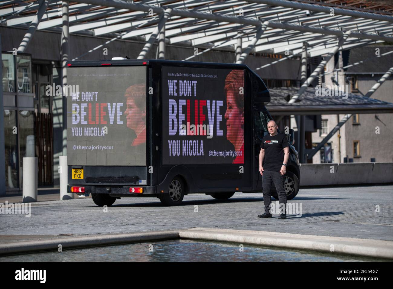Edimburgo, Scozia, Regno Unito. 24 Marzo 2021. NELLA FOTO: Un tabellone mobile con il messaggio "NON BELIEVie YOU NICOLA" invia un messaggio a Holyrood al di fuori del Parlamento scozzese. La maggior parte, con il supporto di oltre 480 donatori che hanno aumentato £12,000 per il loro Let's Put Up Billboards! Crowdfunding, lancia la seconda fase della sua campagna ResignSturgeon, in una serie di campagne che hanno portato alle elezioni scozzesi del 6 maggio. Un credito: Colin Fisher/Alamy Live News Foto Stock