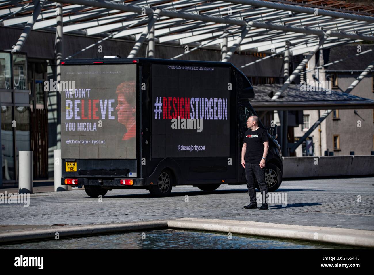 Edimburgo, Scozia, Regno Unito. 24 Marzo 2021. NELLA FOTO: Un tabellone mobile con il messaggio "NON BELIEVie YOU NICOLA" invia un messaggio a Holyrood al di fuori del Parlamento scozzese. La maggior parte, con il supporto di oltre 480 donatori che hanno aumentato £12,000 per il loro Let's Put Up Billboards! Crowdfunding, lancia la seconda fase della sua campagna ResignSturgeon, in una serie di campagne che hanno portato alle elezioni scozzesi del 6 maggio. Un credito: Colin Fisher/Alamy Live News Foto Stock