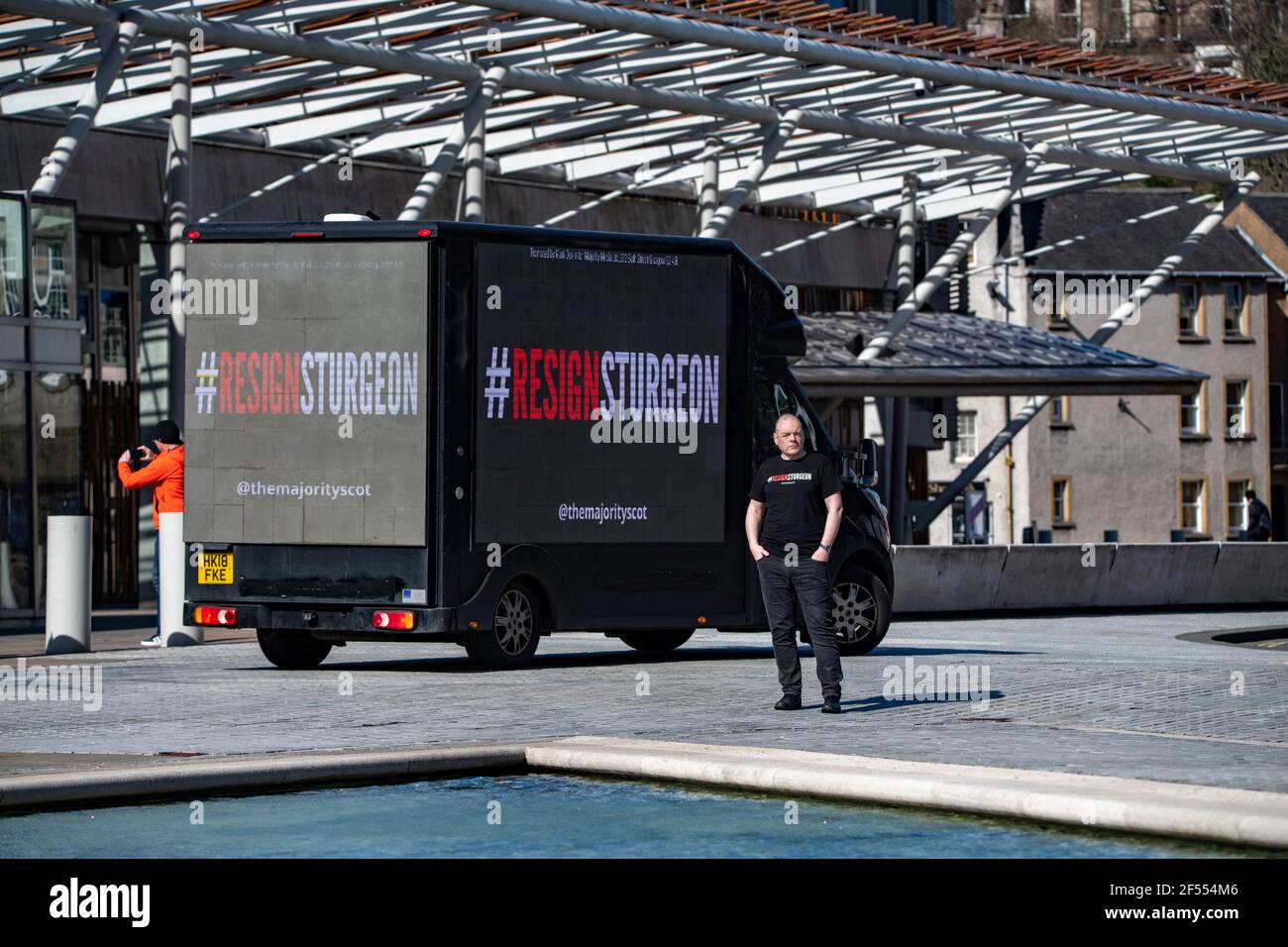 Edimburgo, Scozia, Regno Unito. 24 Marzo 2021. NELLA FOTO: Un tabellone mobile con il messaggio "NON BELIEVie YOU NICOLA" invia un messaggio a Holyrood al di fuori del Parlamento scozzese. La maggior parte, con il supporto di oltre 480 donatori che hanno aumentato £12,000 per il loro Let's Put Up Billboards! Crowdfunding, lancia la seconda fase della sua campagna ResignSturgeon, in una serie di campagne che hanno portato alle elezioni scozzesi del 6 maggio. Un credito: Colin Fisher/Alamy Live News Foto Stock
