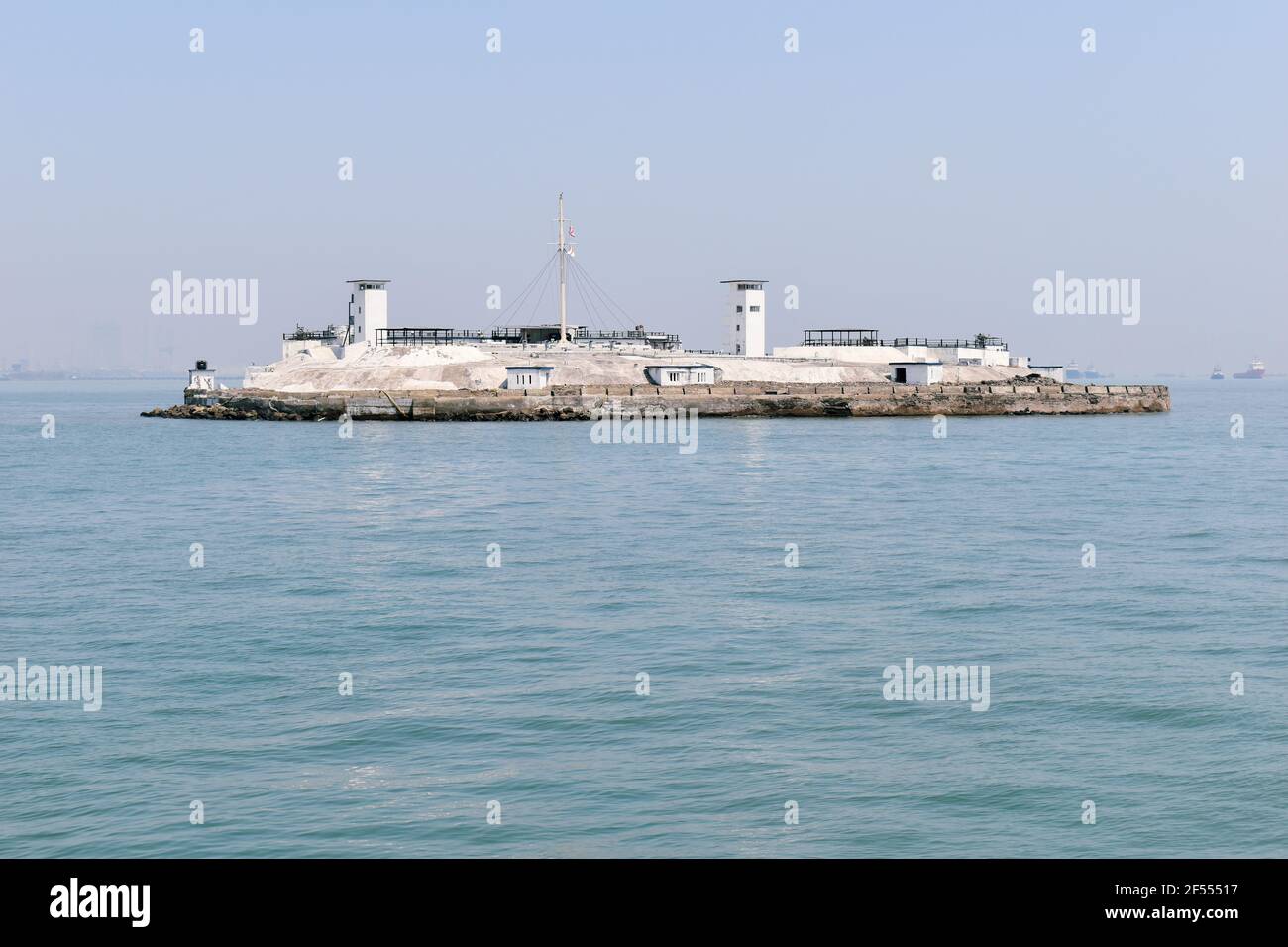 Vista di Cross Island un'isola disabitata nel porto di Mumbai, tra la costa a Dockyard Road vicino all'Isola Elefanta o Gharapuri, Mumbai, Mahara Foto Stock