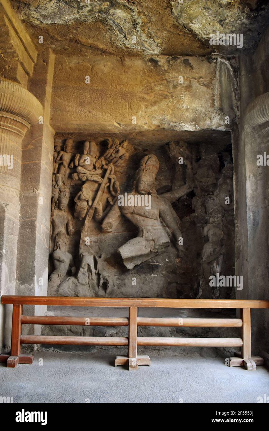 Nataraja Shiva, questo pannello si trova sul lato destro dell'ingresso principale nelle grotte di Elefanta, Grotta n° 1, all'isola di Elefanta o Gharapuri, Mumbai, Foto Stock