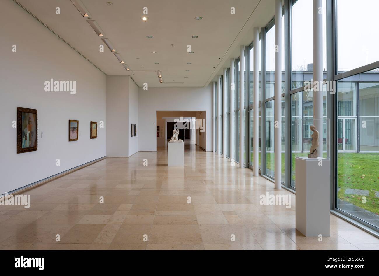 Essen, Museum Folkwang, 2007-2010 von David Chipperfield, Ausstellungsraum mit skulpturen und Gemälden der Klassischen moderne Foto Stock